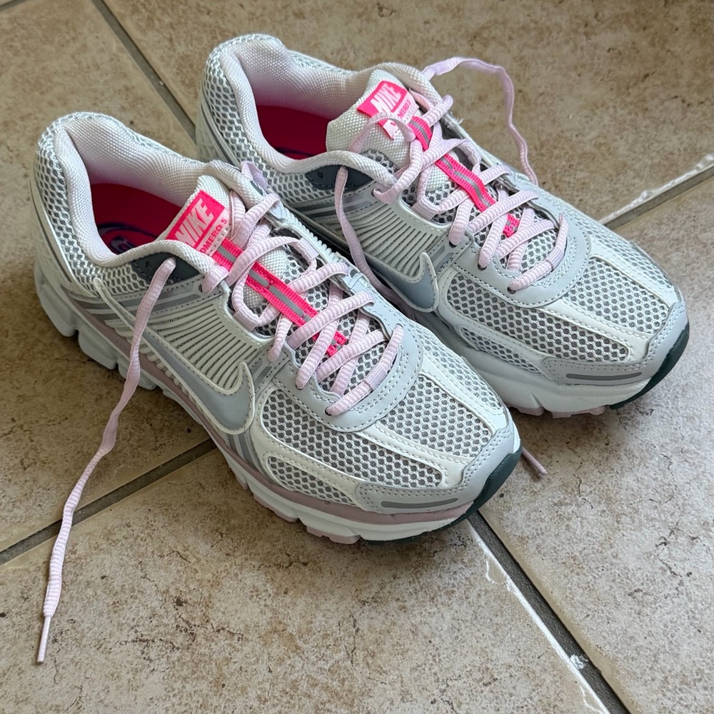 Nike Zoom Vomero 5 sneakers in light gray and pink